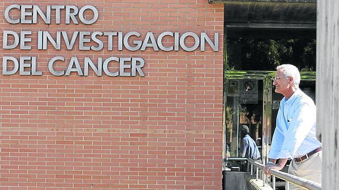 Eugenio Santos posa junto al edificio del Centro de Investigación del Cáncer, ubicado en el Campus Miguel de Unamuno. 