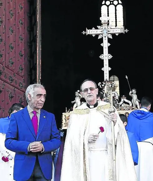 José Adrián Cornejo junto al obispo, Carlos López. 