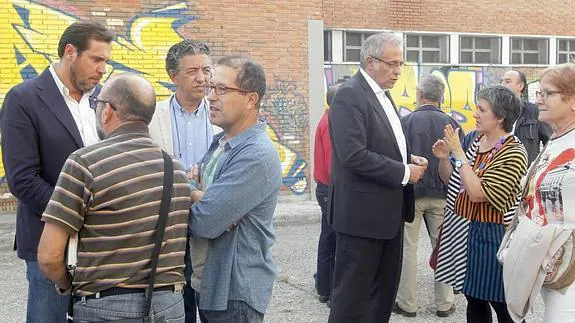 A la izquierda, Óscar Puente y a la derecha, José Antonio Martínez charlan con los vecinos.