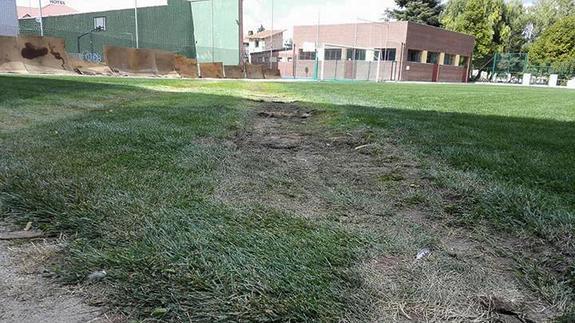 Estado del campo de fútbol de Nava de la Asunción tras el paso del camión.