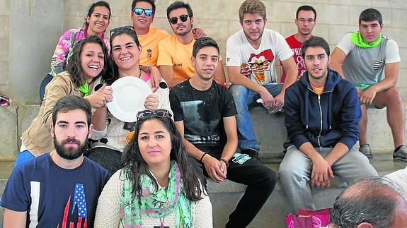 Grupos de amigos y familias se reunieron en el polideportivo municipal para disfrutar de la comida de confraternidad por el final de las fiestas. 