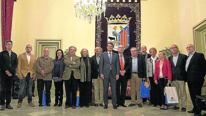 El alcalde posa con los integrantes de ambos jurados minutos antes de anunciar los nombres de los ganadores. 