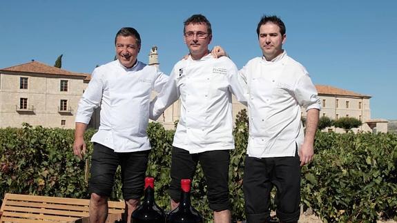 Roca, Aduriz y Montero, en la bodega de Sardón.