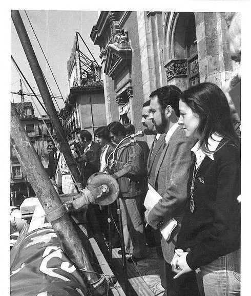El socialista Tomás Rodríguez Bolaños, triunfador en las elecciones municipales de abril de 1979, prometió un Ayuntamiento de puertas abiertas y el fin de los privilegios. 