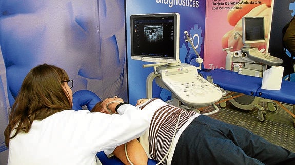 Una mujer se somete a una de las pruebas, este jueves en el interior del Autobús del Cerebro. 