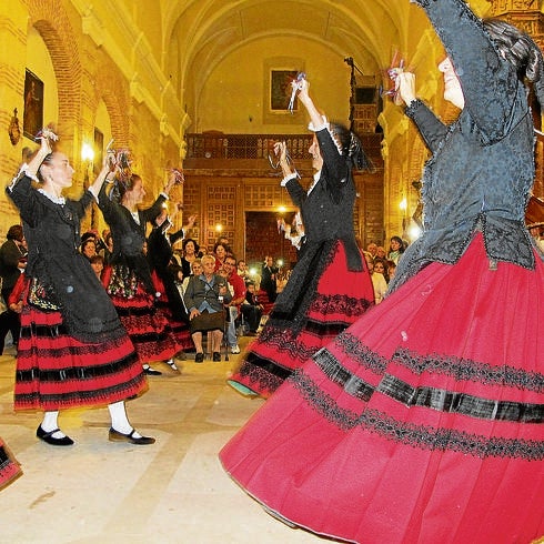 El grupo de danzas de la localidad baila en años anteriores de las fiestas. 