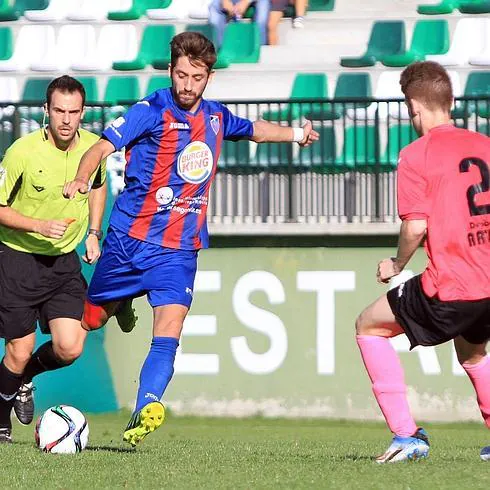 Dani Calleja arma la pierna durante un partido reciente. 