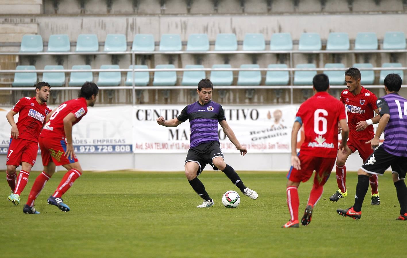 Xavi Moré, rodeado de contrarios. 