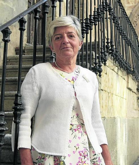 Pilar Moreno en las escaleras de la iglesia de San Martín. 