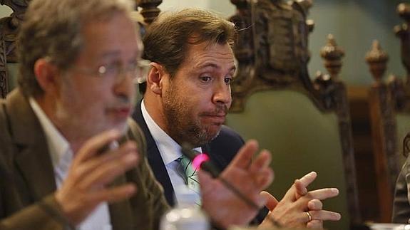Manuel Saravia y Óscar Puente, en el pleno.