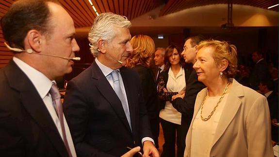 Lombardero, con el director de Banca Comercial de la entidad, Carlos Ranera, y Carlos Villar, de Protos.