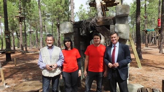 El presidente de la Diputación (derecha), junto a Juan José Muñoz del Caz, Rocío Olmos Sanz y Domingo Asenjo. 