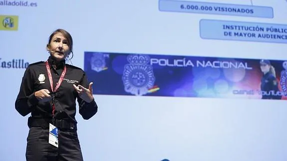 Carolina González, reponsable de redes sociales de la Policía Nacional durante su ponencia. 