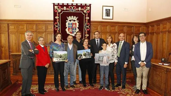 Representantes de El Norte y del Ayuntamiento con los galardonados y sus familiares.