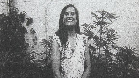 Triana, fotografiada por su madre junto a las plantas de marihuana en la plantación de ambas en Carrizo.