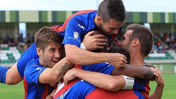 Los jugadores de la Segoviana celebran un gol en La Albuera esta temporada. 