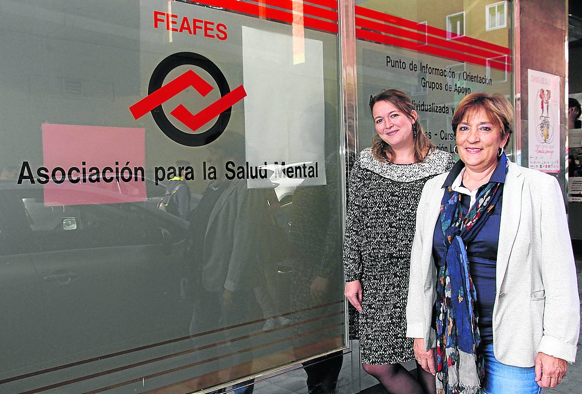 La trabajadora social Ana Martín, a la izquierda, y la presidenta, Rosa María Gómez.