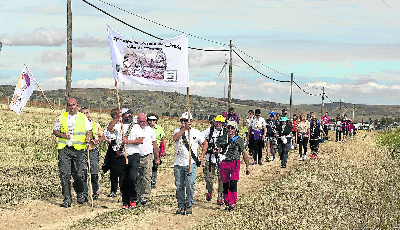 Unas cincuenta personas participaron ayer en el tramo final de la Ruta Teresiana, que llegó a Alba de Tormes. 