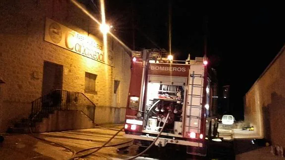 Un camión de Bomberos, junto a la fábrica en la que que ha registrado el incendio. 