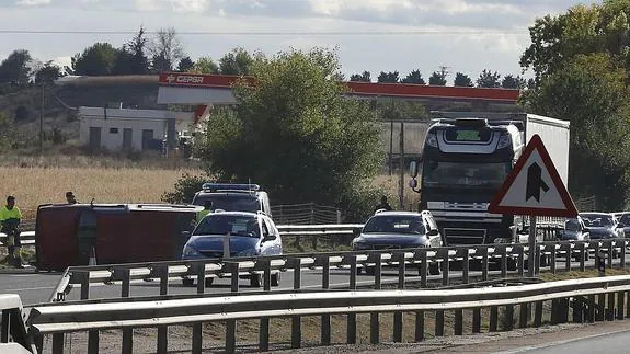 A la izquierda se puede observar la furgoneta volcada como resultado del primer accidente de la tarde de ayer en la A-62.