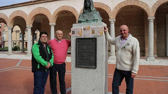 González, Baruque y Santiago, en el monumento a Fray Bartolomé.