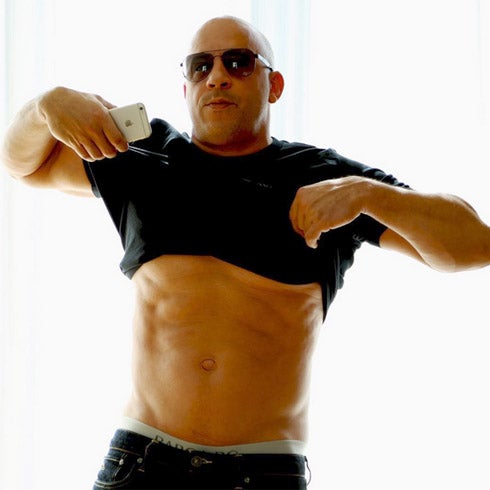 Vin Diesel, mostrando músculo.
