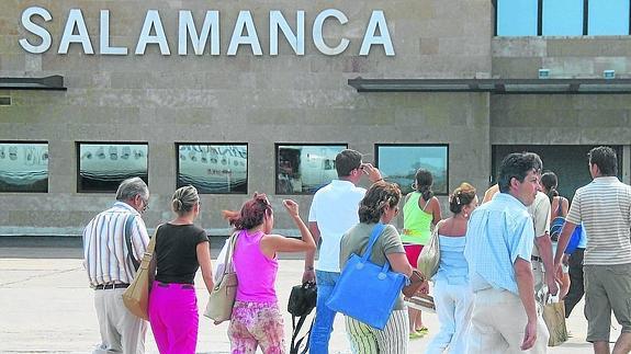 Varios pasajeros se dirigen a las instalaciones del aeropuerto salmantino. 