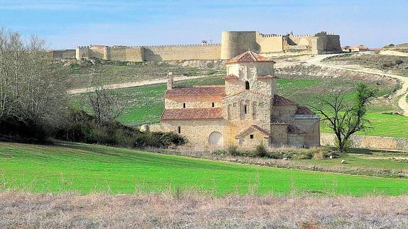 ista de la ermita de la Virgen de la Anunciada y, al fondo, la muralla de la villa vallisoletana de Urueña. 