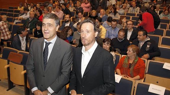 El consultor y formador Víctor Küppers, junto al director territorial de Caja España-Duero en Valladolid, Eduardo Luis López.