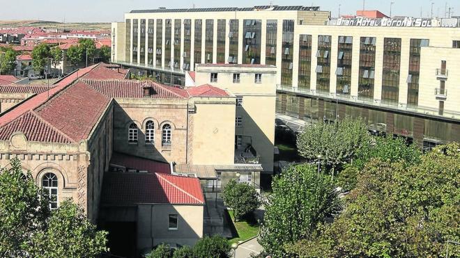 Panorámica del edificio del hotel en la nueva calle Víctor García de la Concha con el hospital de la Santísima Trinidad en primer término. 