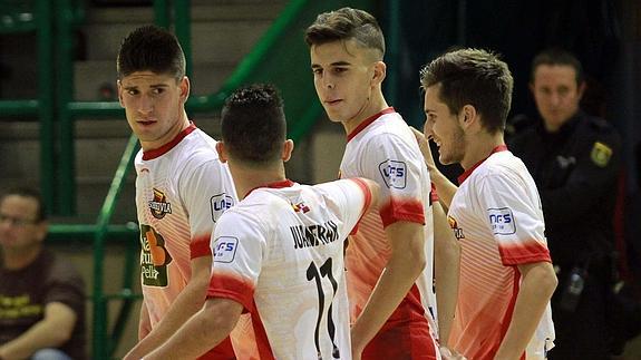 Celebración de un gol durante el último partido del Naturpellet Segovia Futsal en el pabellón Pedro Delgado. 