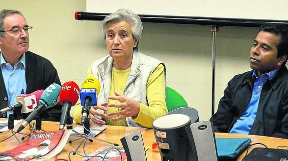 Dionisio Antolín, a la izquierda, acompaña a Marina Hervás y a Varghese Nellurelil.