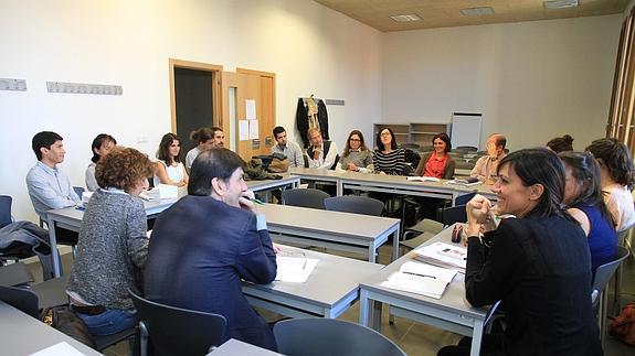 El decano de la Facultad de Ciencias Sociales, Jurídicas y de la Comunicación, Agustín García Matilla, ayer, con alumnos y profesores del máster. 