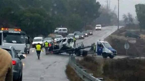 La grúa retira la furgoneta de la víctima.