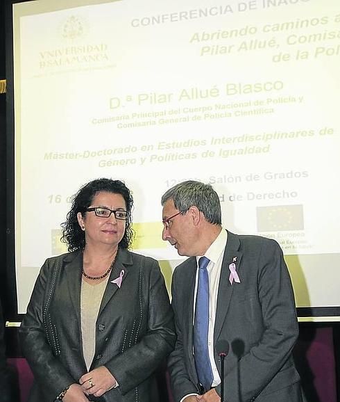 Pillar Allué conversa con el vicerrector José Ángel Domínguez.
