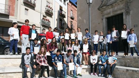 Los alumnos posan con los certificados. 