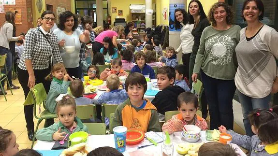 Participantes en el desayuno saludable celebrado en el colegio Diego de Colmenares. 