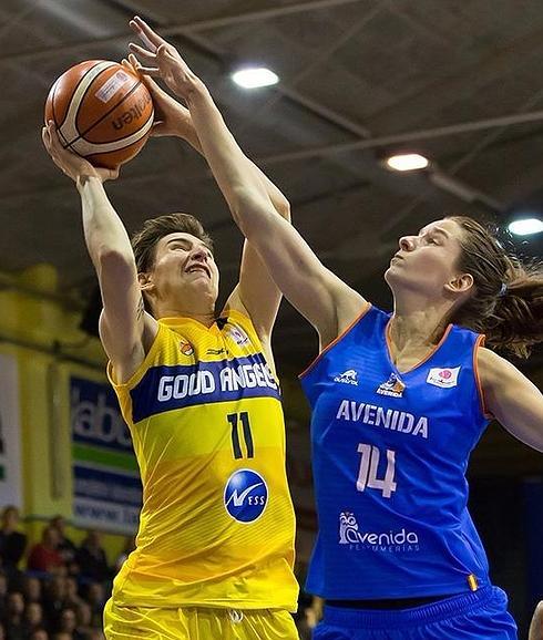 Vitola, que regresa a Zaragoza, intenta taponar a una rival del Kosice en Euroliga.