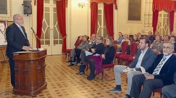 Valín, durante la presentación de sus trabajos, ante el alcalde, Óscar Puente, y el exalcalde León de la Riva.