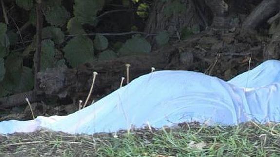 Una sábana cubre el cuerpo de Rabia Gina minutos después de ser localizado.