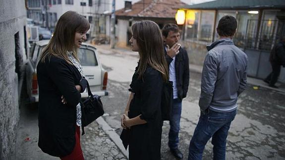 Jóvenes desempleados pasan el rato en una calle.