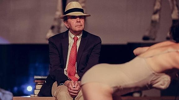 Enrique Gavilán, en una escena de la obra 'El cuello de la jirafa.