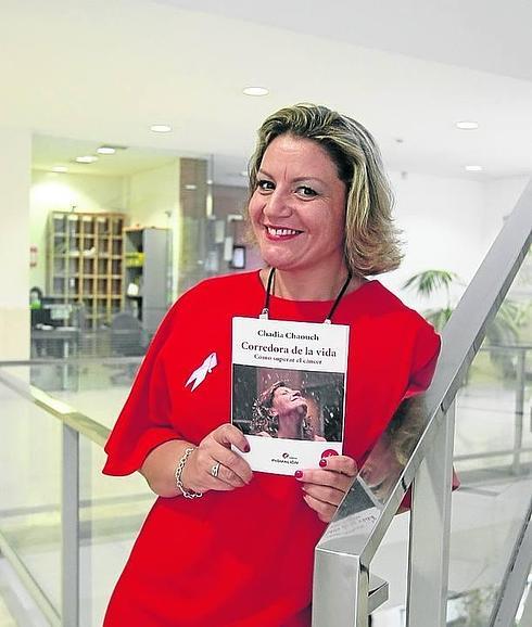 Chadia Chaouch, con su libro en las manos. 