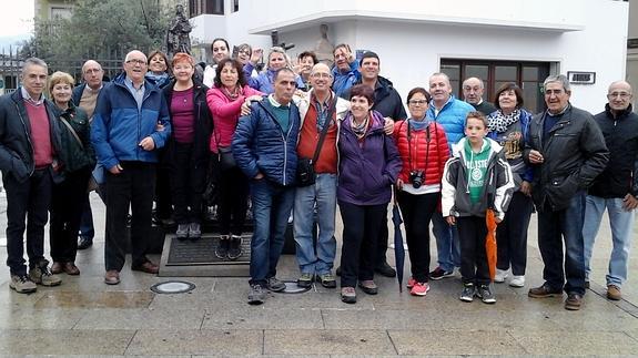 Grupo de vecinos participantes en la visita a Ponferrada. 
