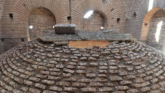 Detalle del exterior de la cúpula, donde se peuden observar los desprendimientos.