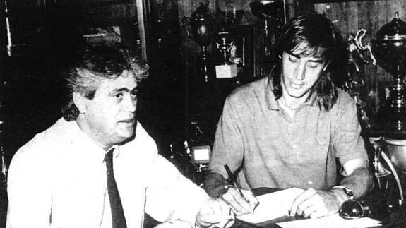 Miguel Ángel Portugal firma su contrato, en 1987, como jugador del Real Valladolid.