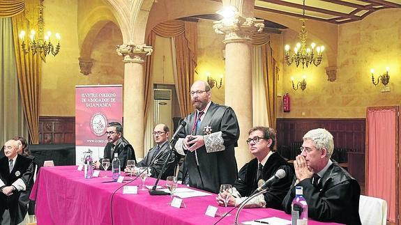El decano Fernando Dávila interviene en un acto del Colegio de Abogados. 