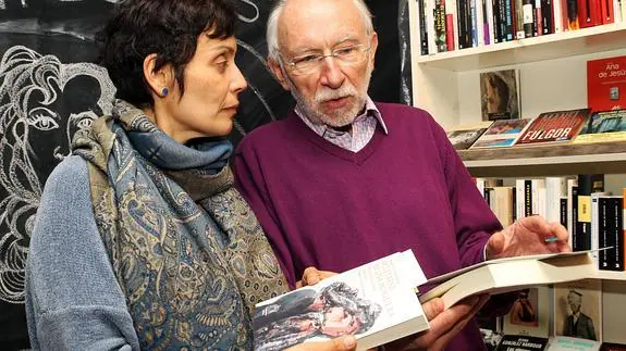 Ramón Cao, en compañía de Marifé Santiago, durante la presentación del libro sobre Merton, en la librería Intempestivos. 