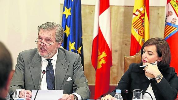 Íñigo Méndez de Vigo durante su intervención junto a Sáenz de Santamaría. 