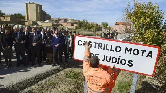 La consejera de Cultura y Turismo de Castilla y León, María Josefa García (i), durante el acto del cambio de denominación de la localidad burgalesa de Castrillo Matajudíos a Castrillo Mota de Judíos.
